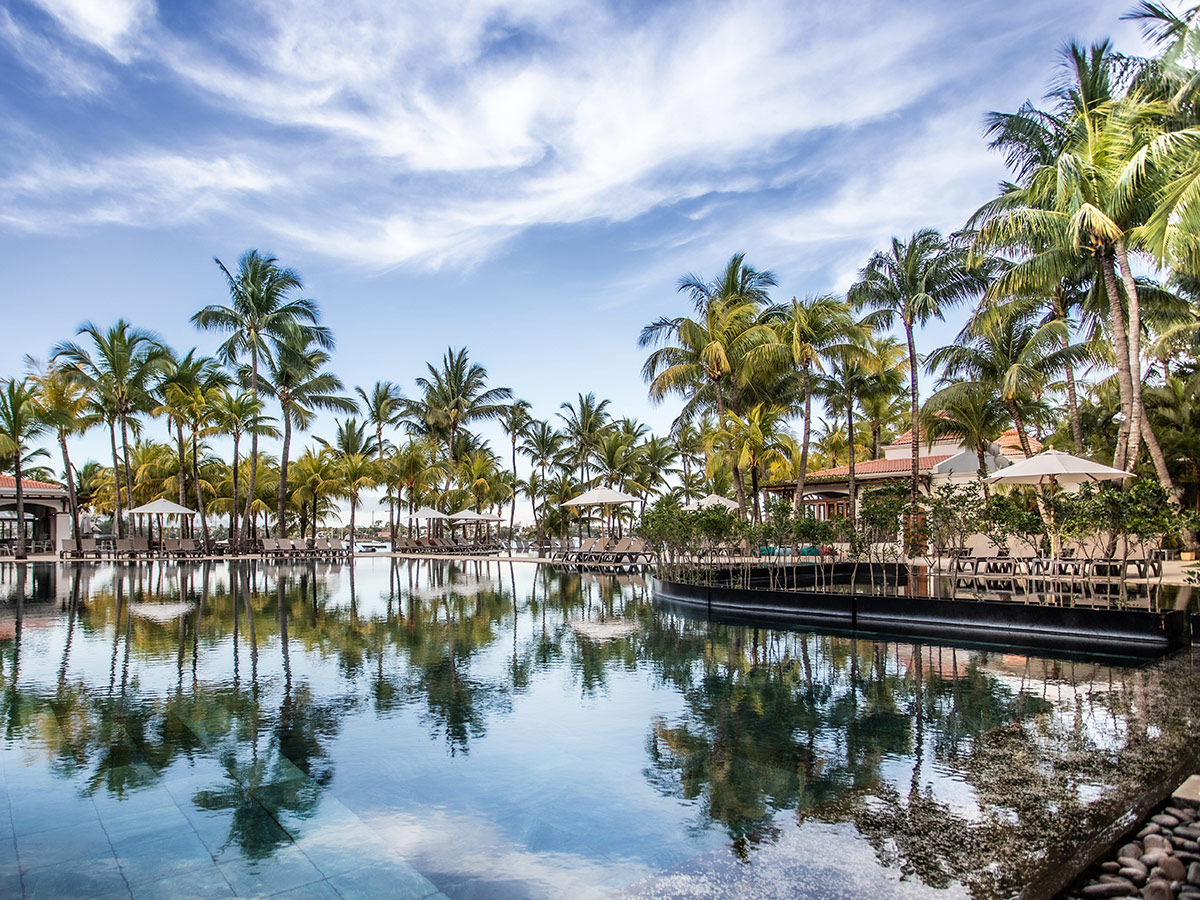La belle piscine du Mauricia Beachcomber Resort & Spa