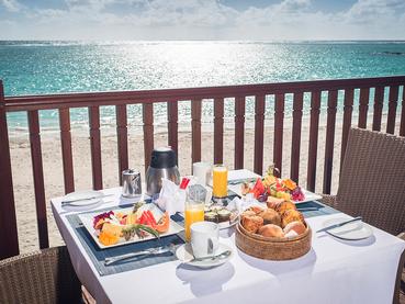Petit déjeuner face à l'océan à l'hôtel C Mauritius