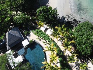Vue aérienne de la piscine et de la plage du Tamarina à l'île Maurice